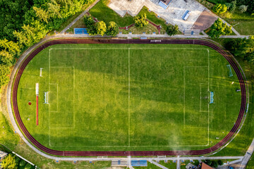 Boisko sportowe na wsi, Godów na Śląsku w Polsce z lotu ptaka © Franciszek