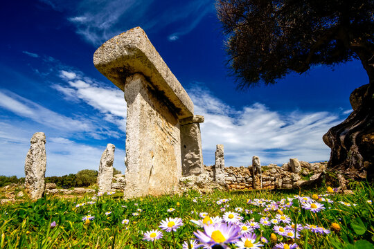 Santuario talay&oacute;tico de Talat&iacute; de dalt, recinto de Taula. Migjorn.Menorca.Baleares.Espa&ntilde;a.