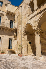 Fototapeta na wymiar zdobione w stylu rzymskim kolumny