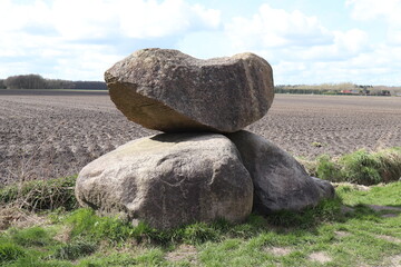 Steinsetzung am Ackerrand. Gletschersteine. Findlinge.
