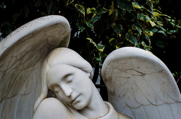 La statua di un angelo su una tomba del cimitero monumentale di Milano