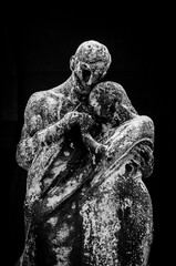 La scultura di bronzo di due amanti che si abbracciano e si tengono per mano su una tomba del...