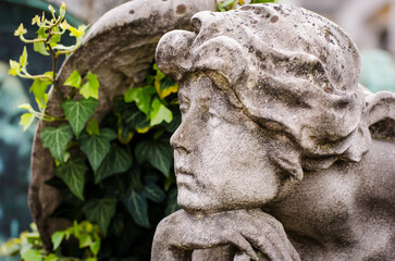 La statua di un angelo su una tomba del cimitero monumentale di Milano