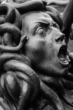 Il volto della Medusa urlante su una tomba del cimitero monumentale di Milano