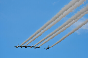 アクロバット飛行　デルタフォーメーション