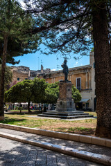 Fototapeta na wymiar pomnik w Lecce