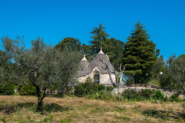 kamienny dom Trulli będący symbolem regionu Puglia we Włoszech - obrazy, fototapety, plakaty