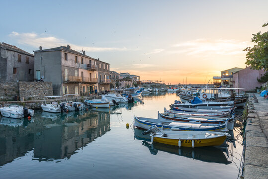 Le petit port de p&ecirc;che de Centuri au cr&eacute;puscule, Cap Corse, France