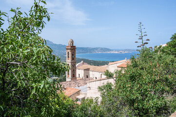 Vue sur le campanile et l'église Sainte Marie de Lumio et le golfe de Calvi, Lumio, Balagne, Haute Corse, France - 511479305
