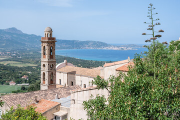 Vue sur le campanile et l'église Sainte Marie de Lumio et le golfe de Calvi, Lumio, Balagne, Haute Corse, France - 511479312