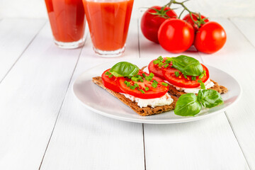 Crispbread with curd cheese, tomatoes, green onions, arugula and basilica. Delicious and healthy...