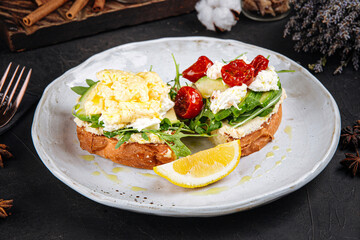 Portion of gourmet bruschetta sandwiches with lemon