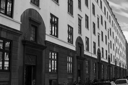 Long shot facade in black and white © Ingvar