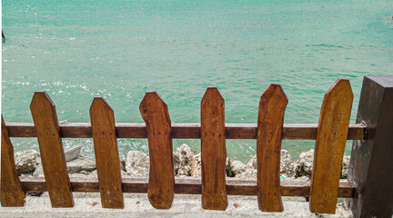 Obraz premium wooden fence on the beach