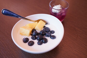Morning Breakfast, Yogurt, Fruits, and Nuts - 朝食 フルーツ ヨーグルト
