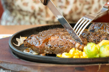 カットされるステーキ