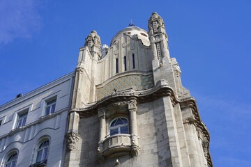 Teilaufnahme des Turms eines großen, weißen Jugendstilbaus in Budapest