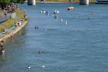 Rheinschwimmen in Basel im Sommer