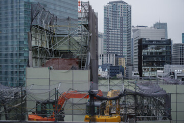 マンションを屋上から解体している風景