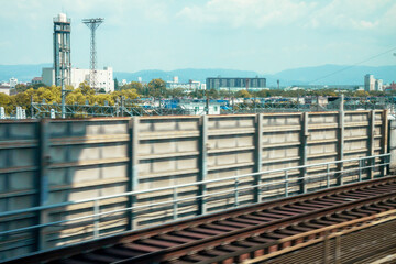 新幹線の線路と防音壁（JR東海新幹線）