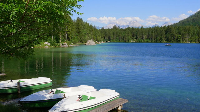 Tretboote im Hintersee im Naturpark Berchtesgadener Land