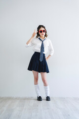 サングラスをかけて制服を着た女子高生