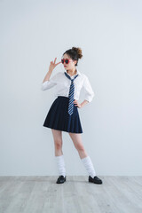 Fototapeta premium サングラスをかけた女子高生