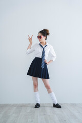 サングラスをかけた女子高生