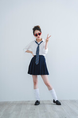 Fototapeta premium サングラスをかけた女子高生