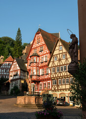 Miltenberg, Perle des Mains,Fachwerkhäuser am  Marktplatz mit Marktbrunnen in der Morgensonne.