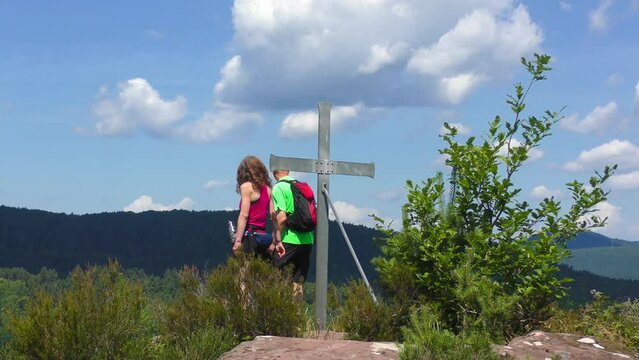 Wanderer am Gipfel des Hockerstein im Pf&auml;lzerwald 