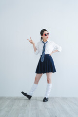 サングラスをかけた女子高生