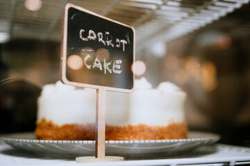 sign indicating that the cake exposed in the background is carrot