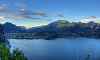 Fototapeta premium Blick von Pregasina auf den nördlichen Gardasee mit Riva, Arco und Torbole