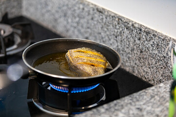 Fry the gourami in a pan. asian foods