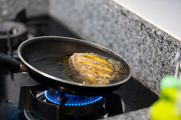 Fry the gourami in a pan. asian foods