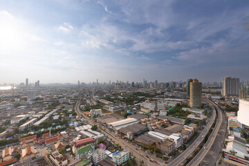 Obraz premium Bangkok, Thailand - APRIL 29 2022 - atmosphere from the office for rent in Chong Nonsi Road, with cars passing after work and the bright lights in Chong Nonsi Yan Nawa, Thailand