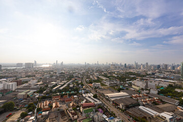 Obraz premium Bangkok, Thailand - APRIL 29 2022 - atmosphere from the office for rent in Chong Nonsi Road, with cars passing after work and the bright lights in Chong Nonsi Yan Nawa, Thailand