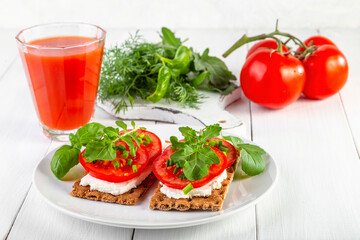 Crispbread with curd cheese, tomatoes, green onions, arugula and basilica. Delicious and healthy breakfast