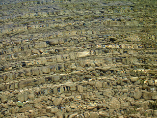 Fondo de un r&iacute;o con piedras. Ondas en el agua, movimiento de agua.