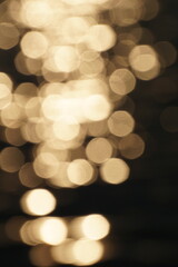 Obraz premium Sun reflecting in water - defocused background, bokeh effect