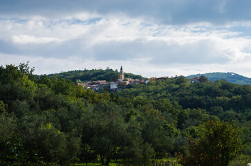 Fototapeta na wymiar Panorama con un piccolo borgo lungo la prima tappa della Via Flavia, cammino che segue la costa del Friuli Venezia Giulia da Lazzaretto ad Aquileia