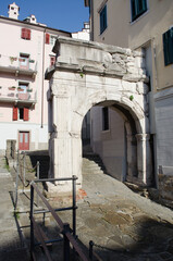 Fototapeta na wymiar I resti di un arco romano a Trieste, lungo la Via Flavia, cammino che segue la costa del Friuli Venezia Giulia da Lazzaretto ad Aquileia