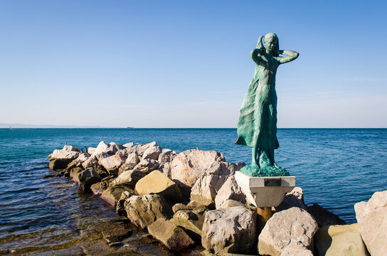 La statua della Mula de Trieste sul lungomare di Barcola, vicino Trieste, dove passa la seconda tappa della Via Flavia, , cammino che segue la costa del Friuli Venezia Giulia da Lazzaretto ad Aquilei