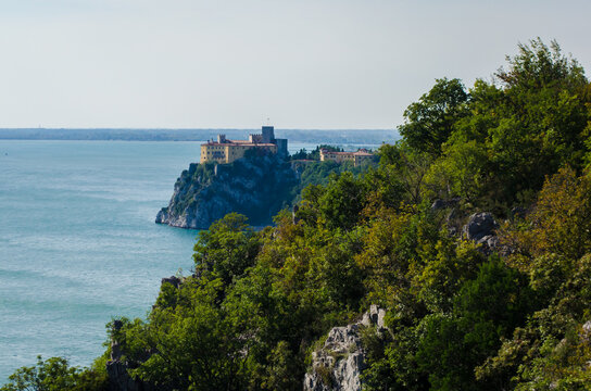 Il castello di Duino visto dal sentiero Rilke lungo la Via Flavia, cammino che segue la costa del Friuli Venezia Giulia da Lazzaretto ad Aquileia