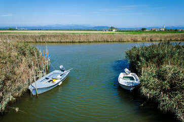 Barche ormeggiate in un canale vicino a Fossalon lungo la Via Flavia, cammino che segue la costa del Friuli Venezia Giulia da Lazzaretto ad Aquileia