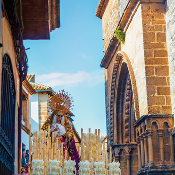 Desfile del trono de la virgen el la procesion de &Uacute;beda de Semana Santa