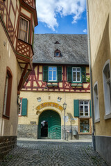 Historische Straße und Rathaus in der Altstadt von Bacharach