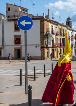 Nazareno pasando por las calles de &Uacute;beda con la t&uacute;nica y capirote tradciconal de Semana Santa