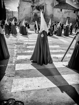 Nazareno atravesando un paso de peatones en el desfile procesional de &Uacute;beda